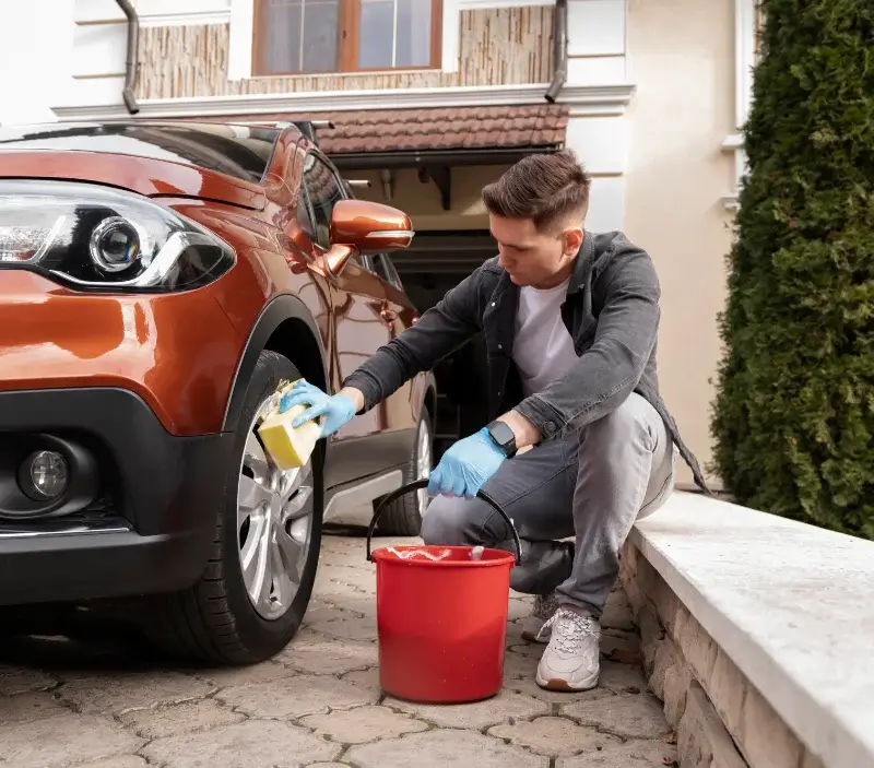 Lavage auto à domicile Saint-Denis-sur-Coise : professionnel intervenant sur un véhicule